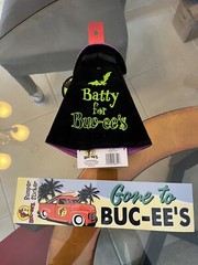 Buc-ee’s Vampire Halloween Wine Bottle Cape 2023 New With Tag W/ Bumper Sticker