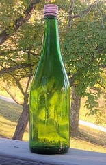 Vintage 1968 UNITED VITNER&rsquo;S INC Green Glass Wine Bottle Org Pink Lid Beautiful