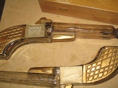 VTG 60s 70s RARE PISTOL BOTTLES IN WOOD BOX TARONA RED TABLE WINE PROP DECOR