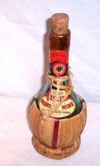 1951 SUALI CHIANTI (EMPTY) WINE Bottle 1/2 PINT FROM TONY&rsquo;S RESTAURANT ST LOUIS