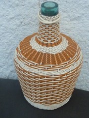 VINTAGE Mid Century Wine Bottle Woven Plastic Wrap Jug Decanter scoubidou viresa
