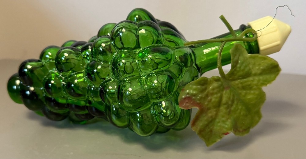 Green Glass Grapes Bunch Wine Bottle Plastic Lid & Leaf Vintage