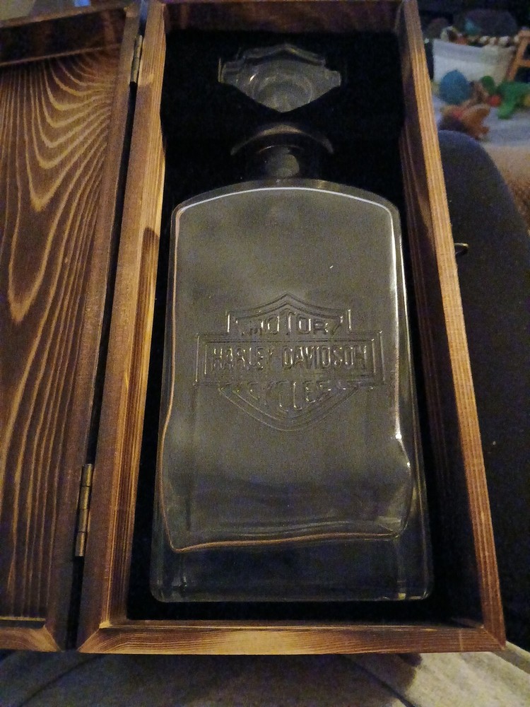 Harley Davidson 36oz Whiskey Decanter w/ Original Wood Box Poconos Mountains New