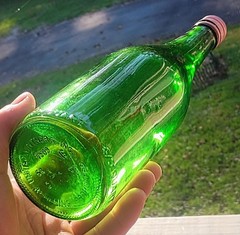 Vintage 1968 UNITED VITNER&rsquo;S INC Green Glass Wine Bottle Org Pink Lid Beautiful