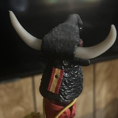 VTG RED WINE BOTTLE-Botella Torcida Sangria Bulls Head & Bull Fighter W/Chain
