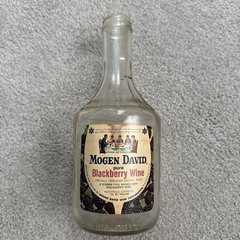 Vintage Mogen David Wine Blackberry 1 Quart Glass Bottle Paper Label 1971