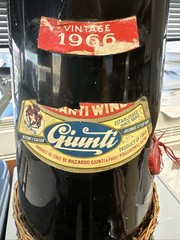 VTG 1966 CHIANTI ITALIAN GREEN GLASS WINE BOTTLE, 22&Prime; H, GIUNTI, ORIGINAL STKRS