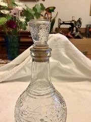 Excellent Vintage Marked mid century 4/5 quart wine bottle decanter grapes decor
