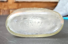 WINE 372, KNOX GLASS CO. ONE PINT FLASK. . EMBOSSED GRAPES, K IN KEYSTONE MARK