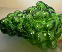 Green Glass Grapes Bunch Wine Bottle Plastic Lid & Leaf Vintage