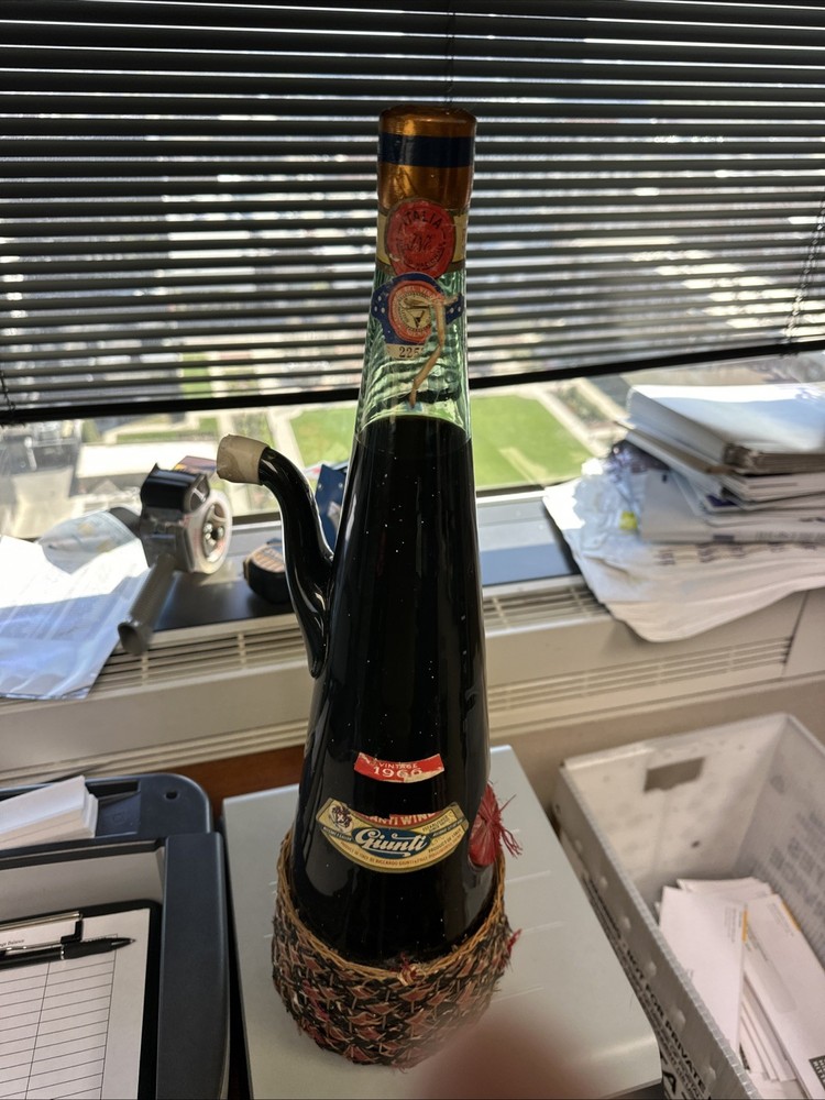 VTG 1966 CHIANTI ITALIAN GREEN GLASS WINE BOTTLE, 22&Prime; H, GIUNTI, ORIGINAL STKRS