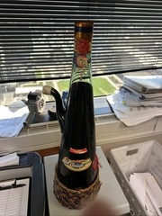 VTG 1966 CHIANTI ITALIAN GREEN GLASS WINE BOTTLE, 22&Prime; H, GIUNTI, ORIGINAL STKRS