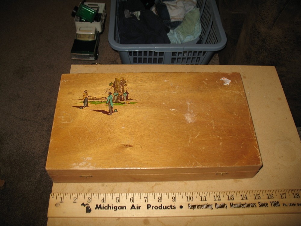 VTG 60s 70s RARE PISTOL BOTTLES IN WOOD BOX TARONA RED TABLE WINE PROP DECOR