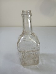 VINTAGE MANISCHEWITZ WINE BOTTLE, DECORATIVE DESIGN, ONE QUART