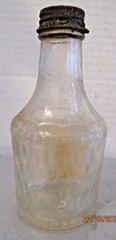 1961 Mogen David Wine Bottle 4 oz with Label and cap b60