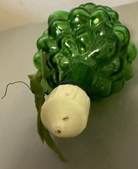 Green Glass Grapes Bunch Wine Bottle Plastic Lid & Leaf Vintage