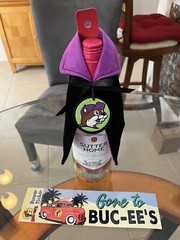 Buc-ee’s Vampire Halloween Wine Bottle Cape 2023 New With Tag W/ Bumper Sticker