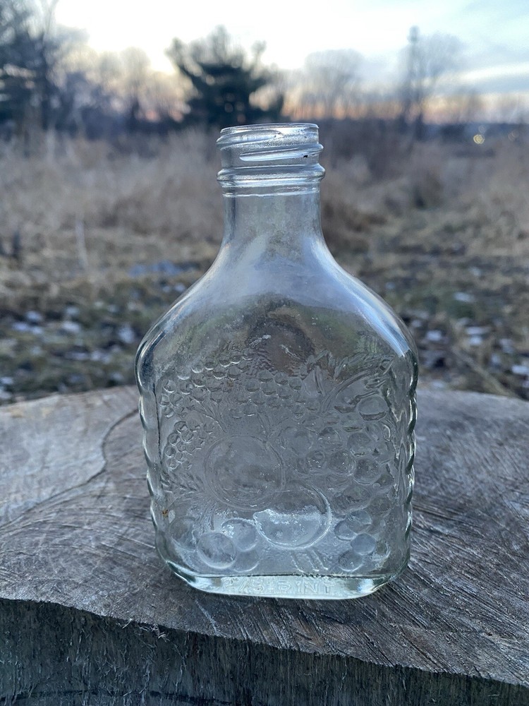 Vintage 1951 BerryCup Shorty Wine Bottle. 2/5pint. New York. Screw Top