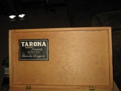VTG 60s 70s RARE PISTOL BOTTLES IN WOOD BOX TARONA RED TABLE WINE PROP DECOR