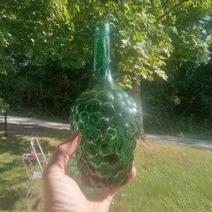 PRETTY GREEN CLUSTER OF GRAPES SHAPED WINE BOTTLE WITH EMB LEAF