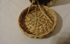 VINTAGE WOOVEN STRAW RATTAN WINE BOTTLE HOLDER CARRIER YELLOW EMBROIDERY GRAPES