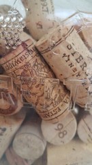Garrett’s VTG Embossed American Wines 1/2 Gallon Wine Decanter Bottle+Corks
