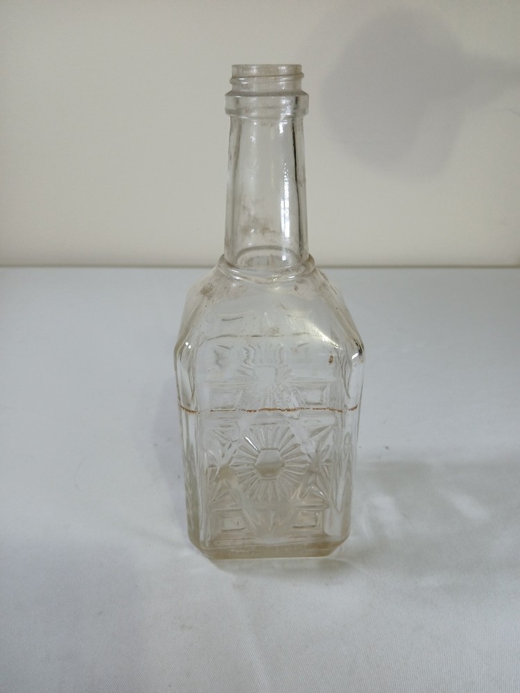 VINTAGE MANISCHEWITZ WINE BOTTLE, DECORATIVE DESIGN, ONE QUART