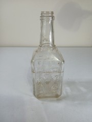 VINTAGE MANISCHEWITZ WINE BOTTLE, DECORATIVE DESIGN, ONE QUART
