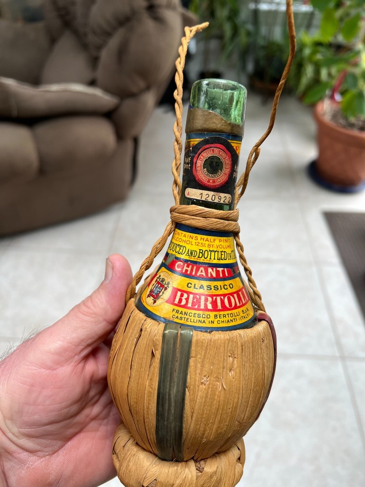RARE Vintage 1961 Bertolli CHIANTI Rattan Wrap Red & Green Rand Loop (Empty)