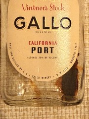 Vintage Gallo Calif. Port Wine Bottle, clear glass, one pint, w/ label,