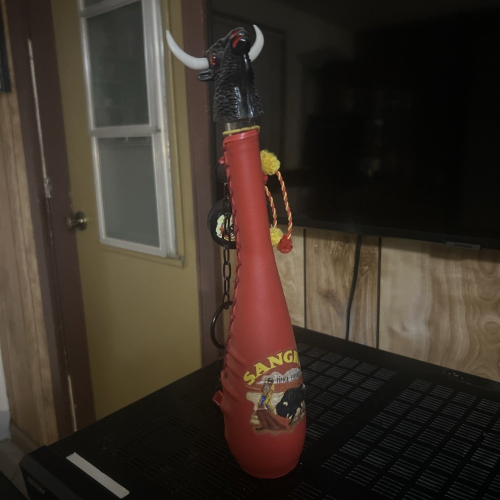 VTG RED WINE BOTTLE-Botella Torcida Sangria Bulls Head & Bull Fighter W/Chain