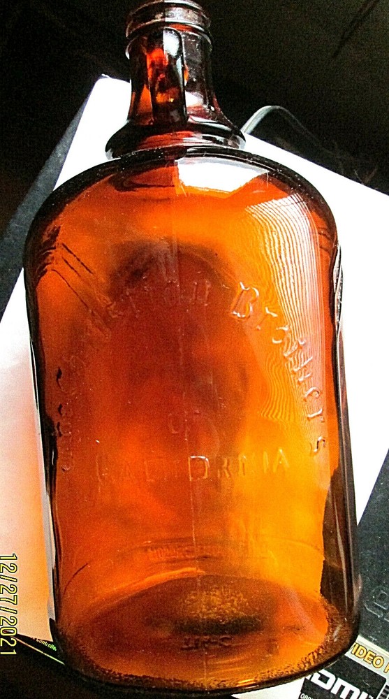 THE CHRISTIAN BROTHERS OF CALIFORNIA, ONE HALF GALLON HONEY AMBER JUG, 1940&rsquo;S