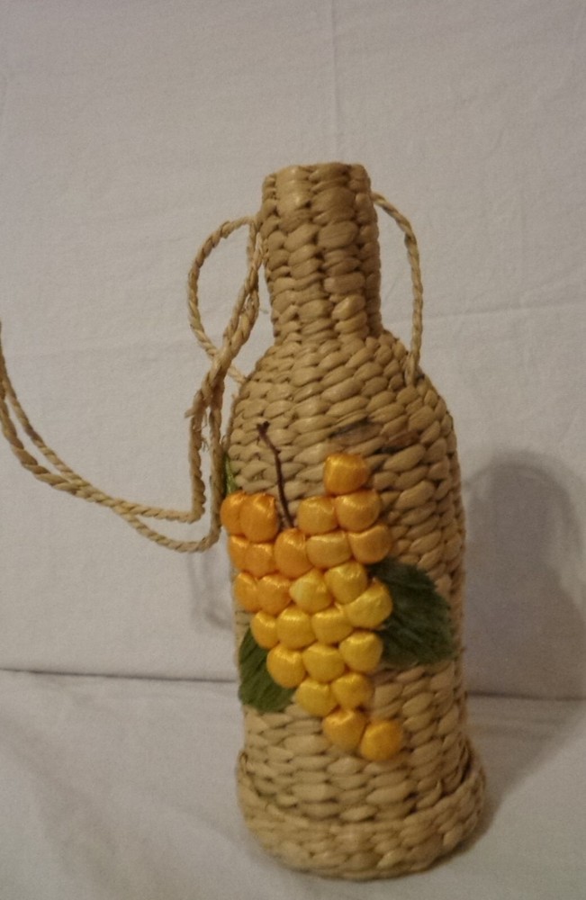 VINTAGE WOOVEN STRAW RATTAN WINE BOTTLE HOLDER CARRIER YELLOW EMBROIDERY GRAPES