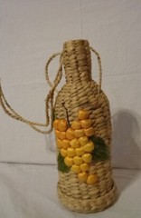 VINTAGE WOOVEN STRAW RATTAN WINE BOTTLE HOLDER CARRIER YELLOW EMBROIDERY GRAPES