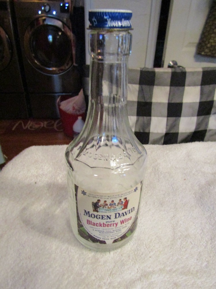 Vintage Mogen David Pint Blackberry Wine Glass Bottle Kosher Passover Star David