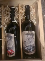 Shelby Collectable Wine Box, 6 bottles of signed wine with box