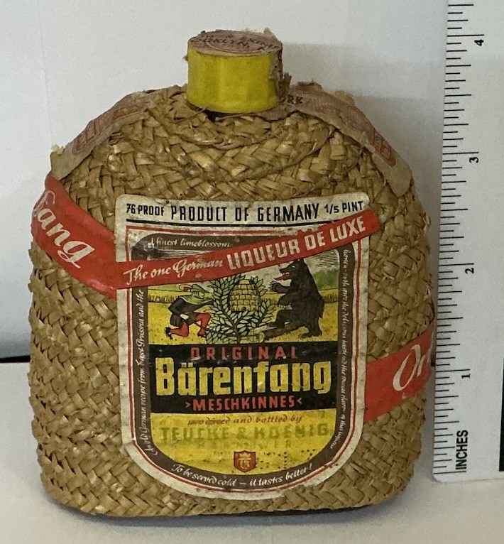 Vintage Teucke & Koenig Bärenfang Honey Liqueur Bottle Woven Straw Wrap Pint
