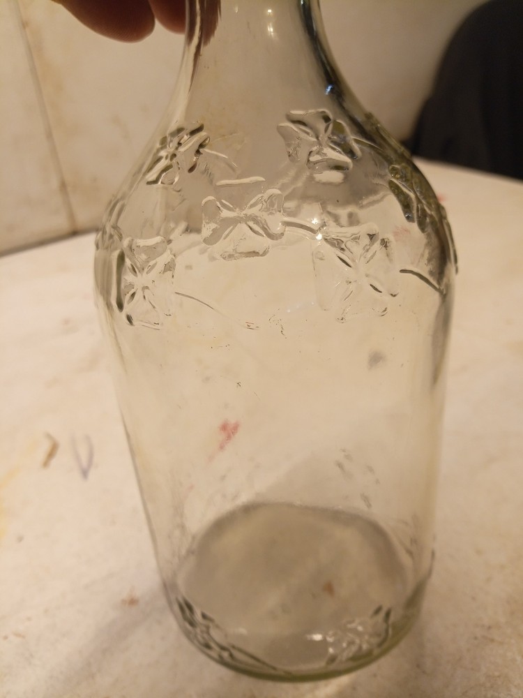 Vintage Quart 4 Leaf Clover Motif Wine Bottle Smokey Grey Tint