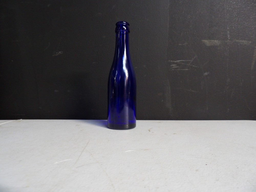 E8432 – cobalt blue wine bottle #13 – 0.21m – 8&Prime; high