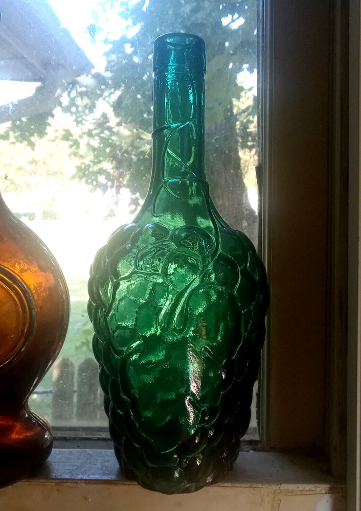 PRETTY GREEN CLUSTER OF GRAPES SHAPED WINE BOTTLE WITH EMB LEAF