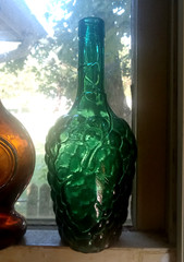 PRETTY GREEN CLUSTER OF GRAPES SHAPED WINE BOTTLE WITH EMB LEAF