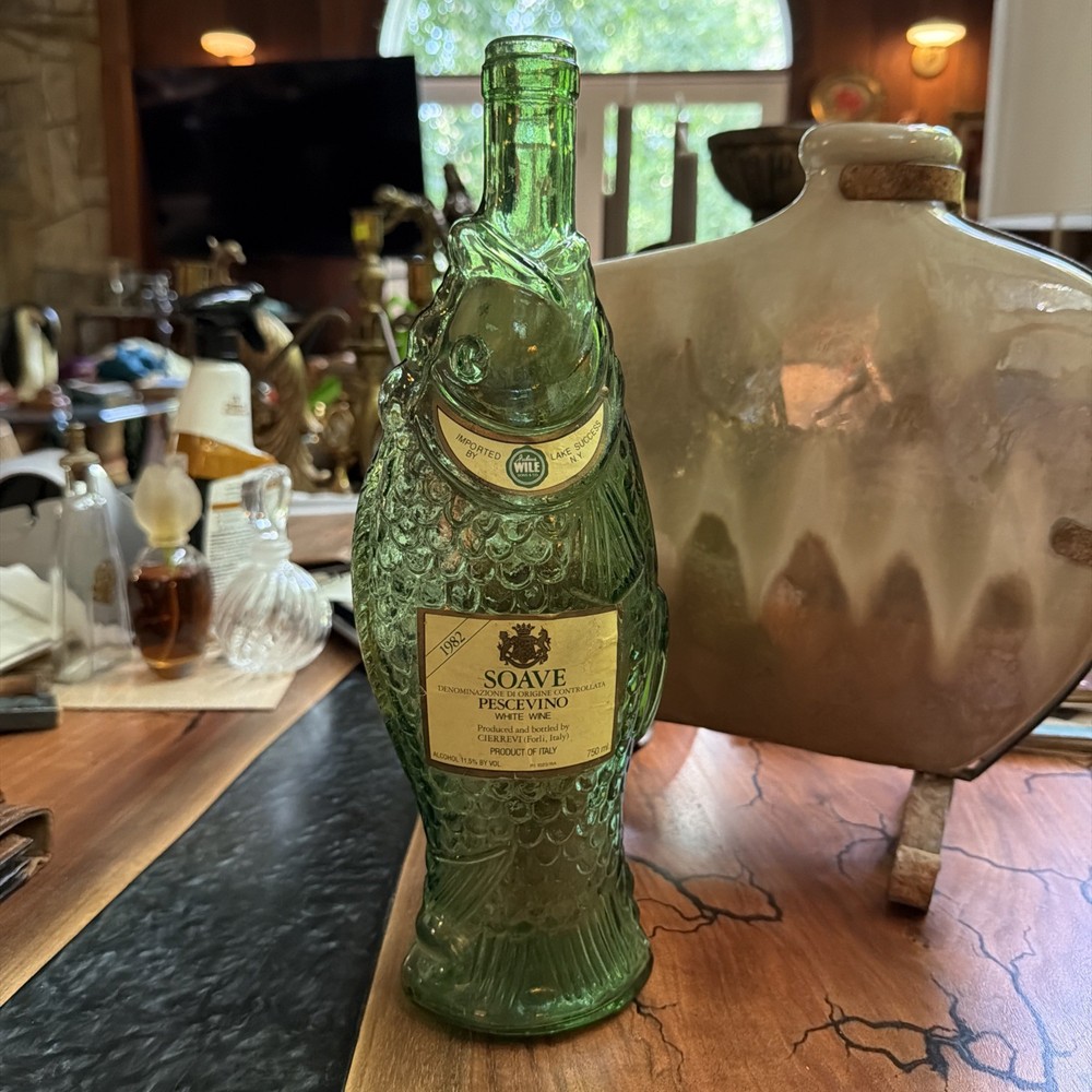 Italy-Green Fish Wine Bottle Soave Pescevino 1992