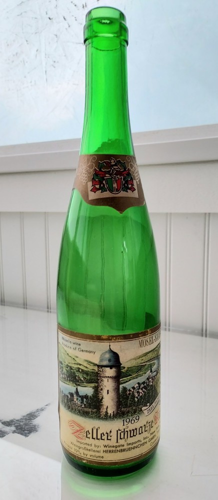 Vintage 1969 Zeller Schwarze Katz Green Wine Bottle w/ Black Cat Label – EMPTY