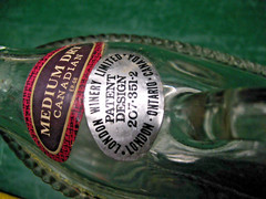 CANADIAN LONDON ONTARIO RED DINNER WINE BASKET BOTTLE 11.5 » w/ ALL LABELS NM