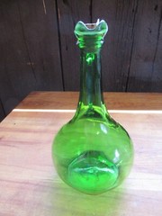 VTG 1.5 LITER GREEN GLASS WORLD WINE 1976 BOTTLE – W/POUR SPOUT