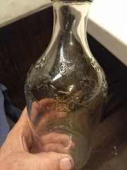 Vintage Quart 4 Leaf Clover Motif Wine Bottle Smokey Grey Tint