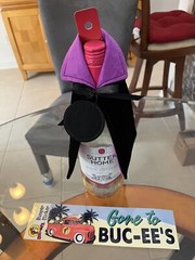 Buc-ee’s Vampire Halloween Wine Bottle Cape 2023 New With Tag W/ Bumper Sticker