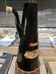 VTG 1966 CHIANTI ITALIAN GREEN GLASS WINE BOTTLE, 22&Prime; H, GIUNTI, ORIGINAL STKRS