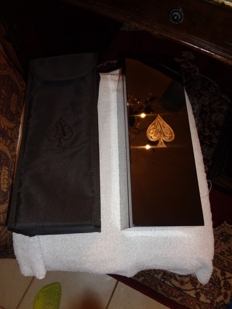 Champagne ARMAND DE BRIGNAC Limited Edition Black Lacquer Box Black Sleeve Cover