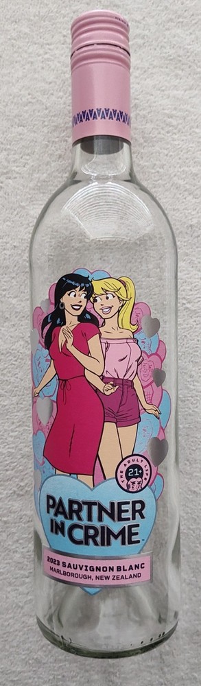 2023 Partner in Crime Archie Comics Betty & Veronica EMPTY Wine Bottle Scarce